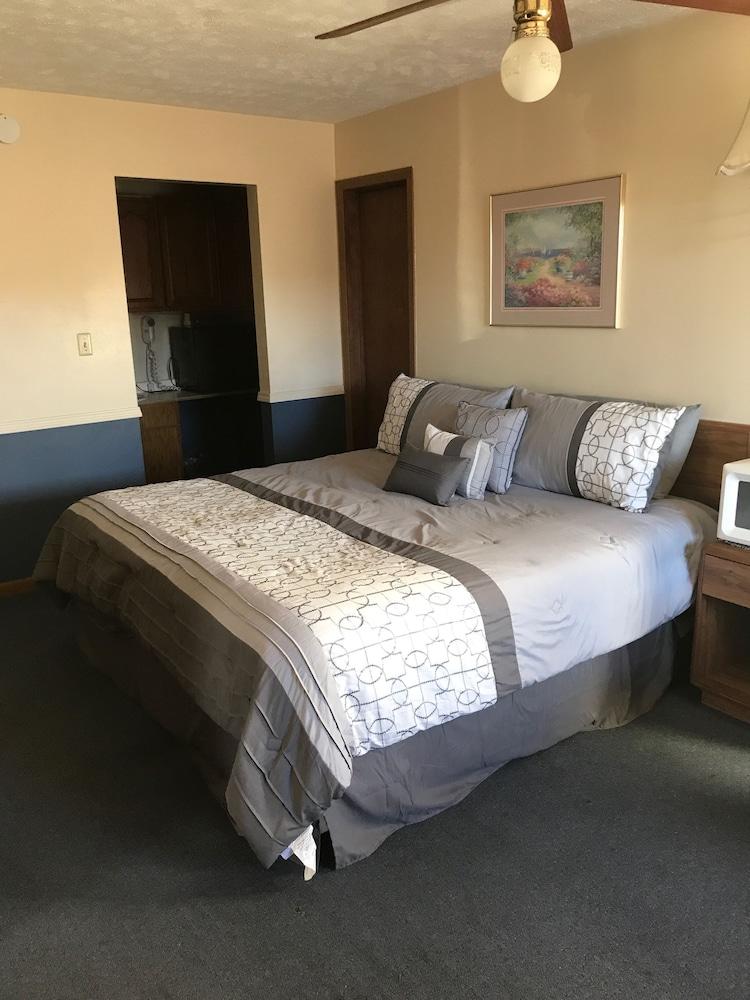 Blue Spruce Motel photo 6