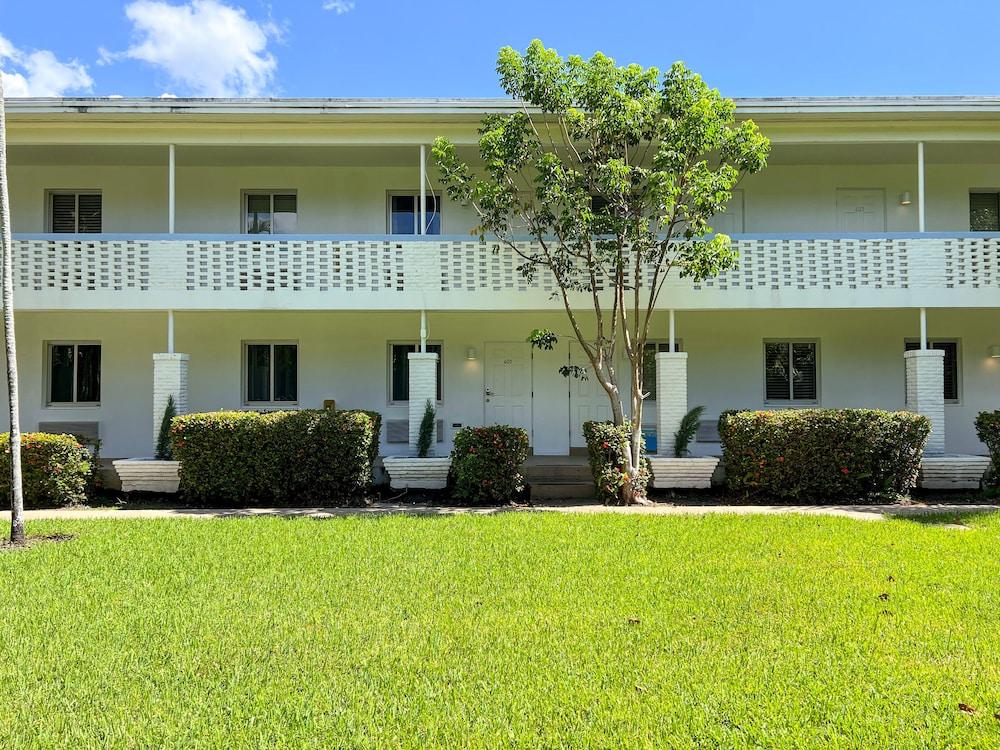 Beach Gardens A North Beach Village Resort Hotel photo 12