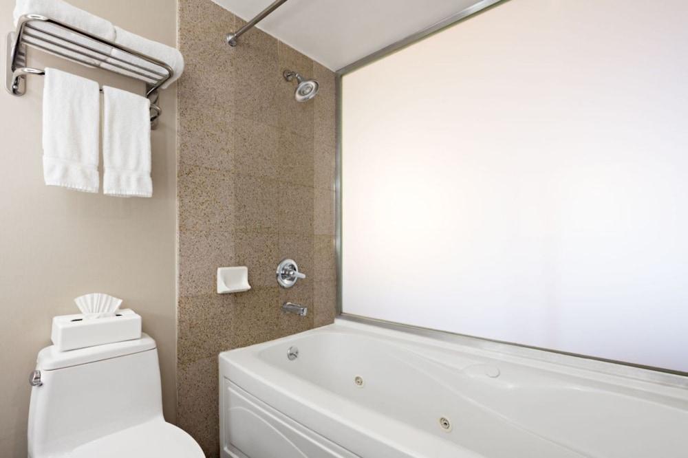 Holiday Inn Express Brooklyn, an IHG Hotel photo 17