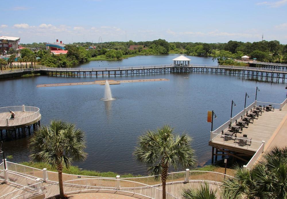 Laketown Wharf by Emerald View Resorts photo 12