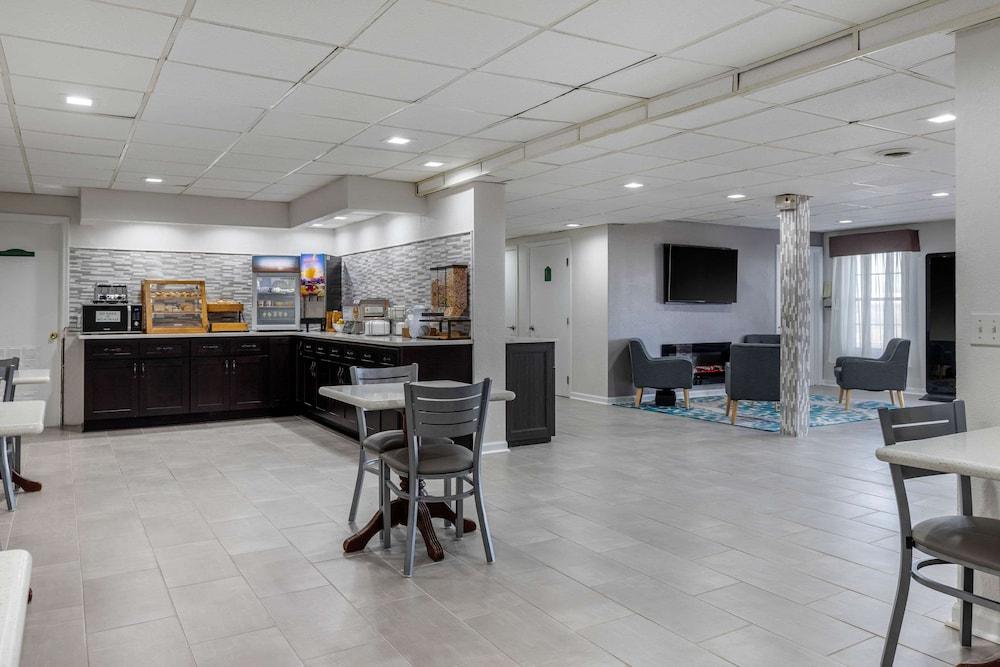 Econo Lodge at the University photo 26