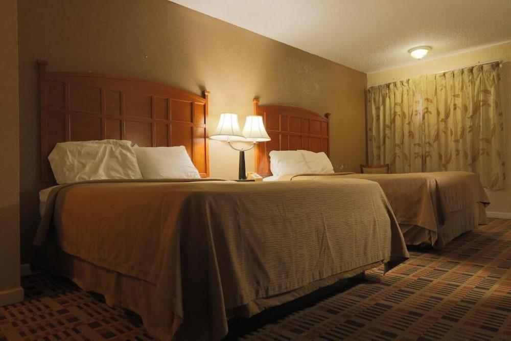Travelers Inn photo 14