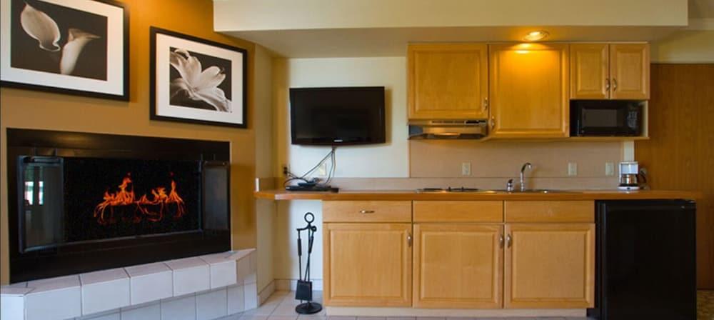Weathervane Terrace Inn and Suites photo 17