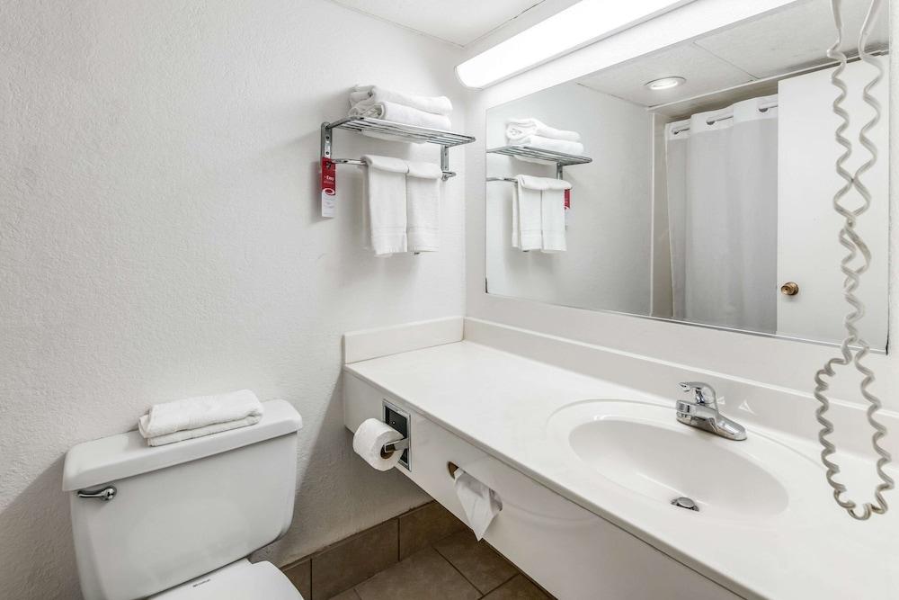 Econo Lodge Truman Inn photo 8