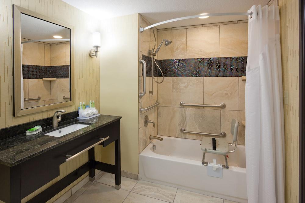 Holiday Inn Express & Suites Davenport by IHG photo 17