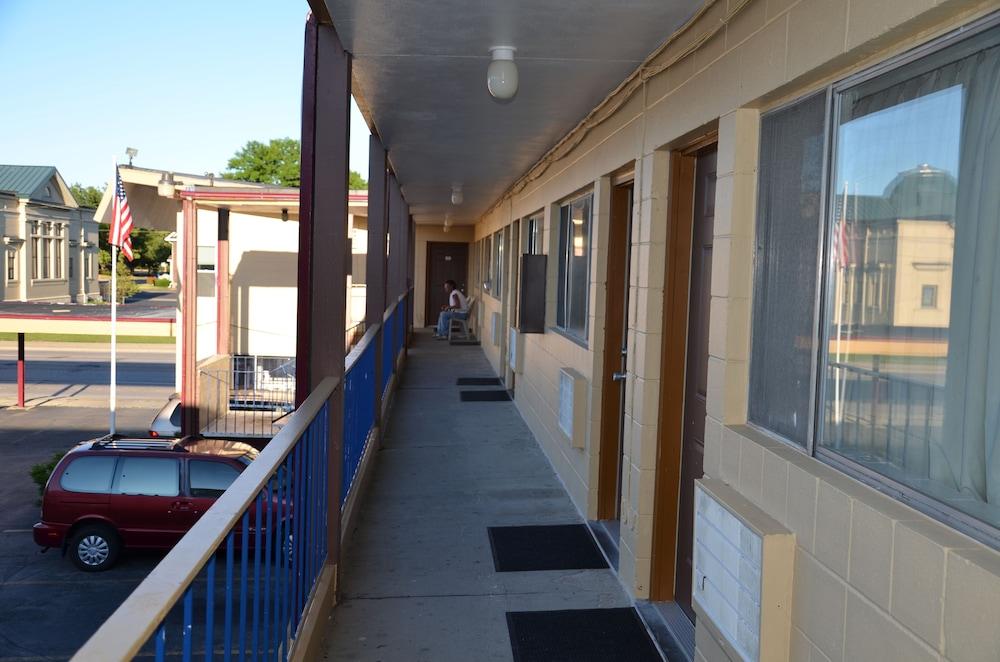 Village Inn photo 2