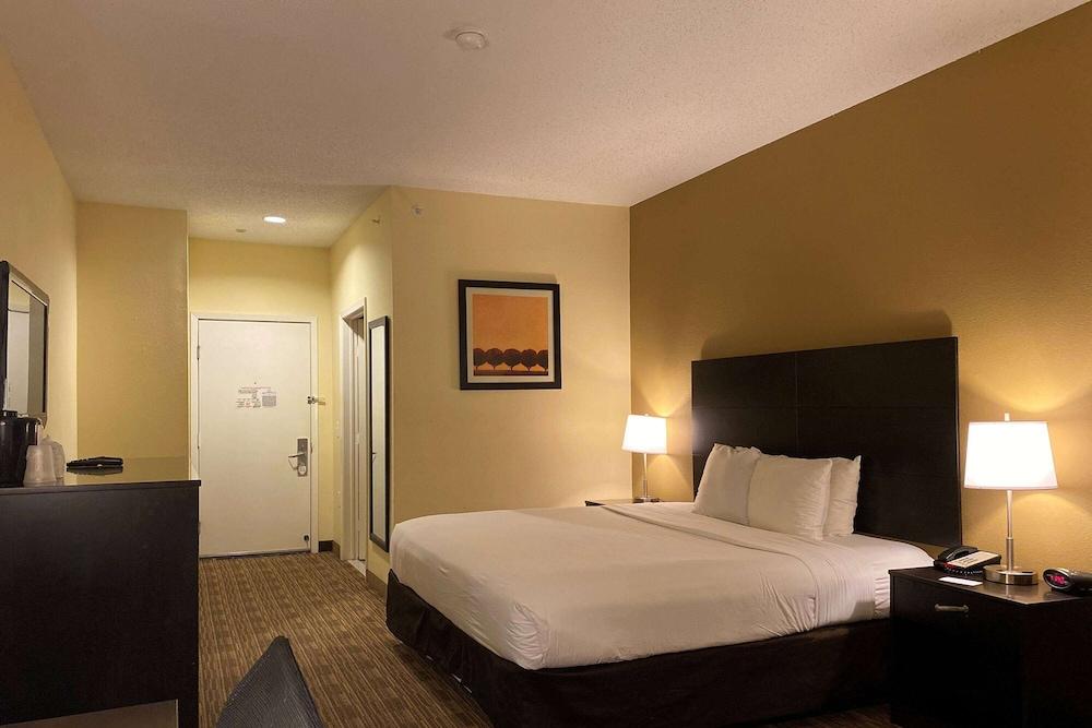 Baymont by Wyndham Houston North photo 86