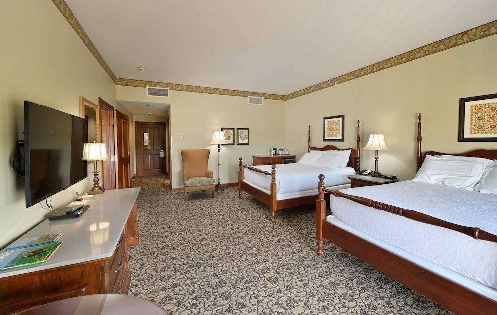 Carlisle Inn Sugarcreek photo 25