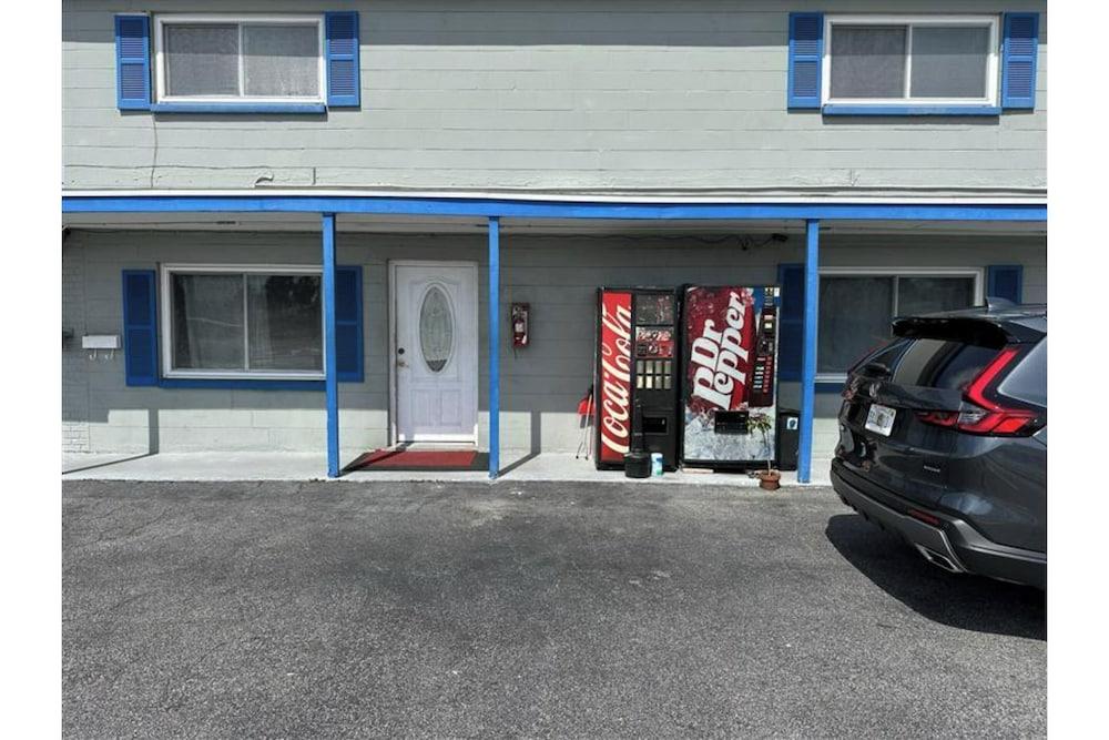 Base Motel By OYO South Tampa photo 11