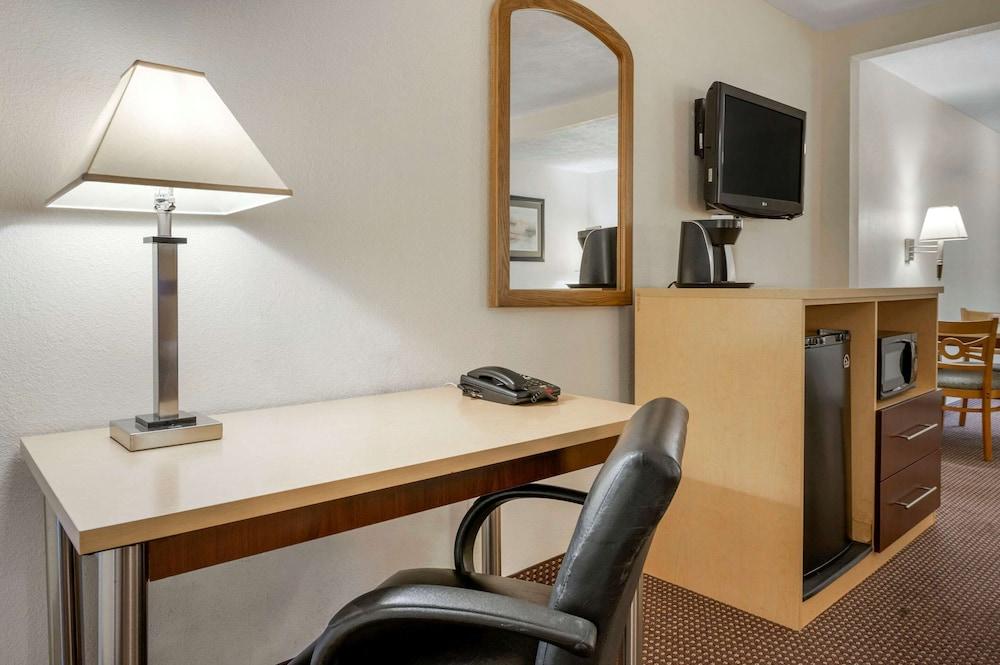 Quality Inn & Suites photo 21