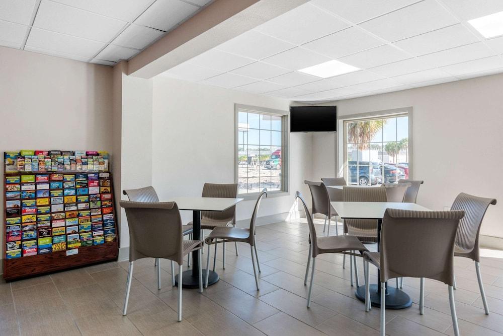 Econo Lodge Airport at RJ Stadium photo 24