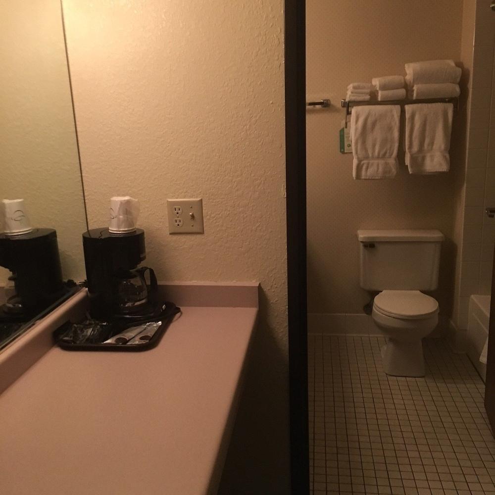 Shawano Four Seasons Hotel photo 24
