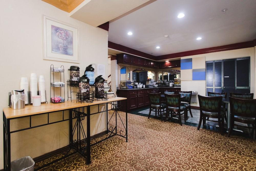Days Inn by Wyndham Rosenberg photo 22