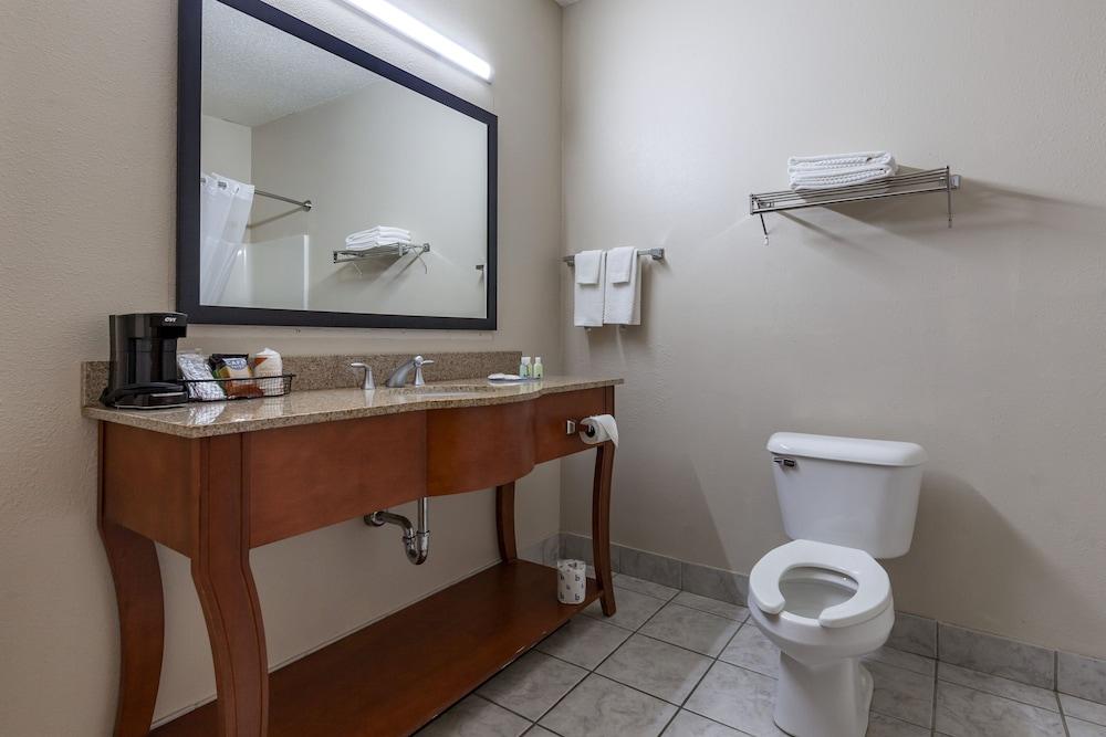 Quality Inn Redgranite photo 20