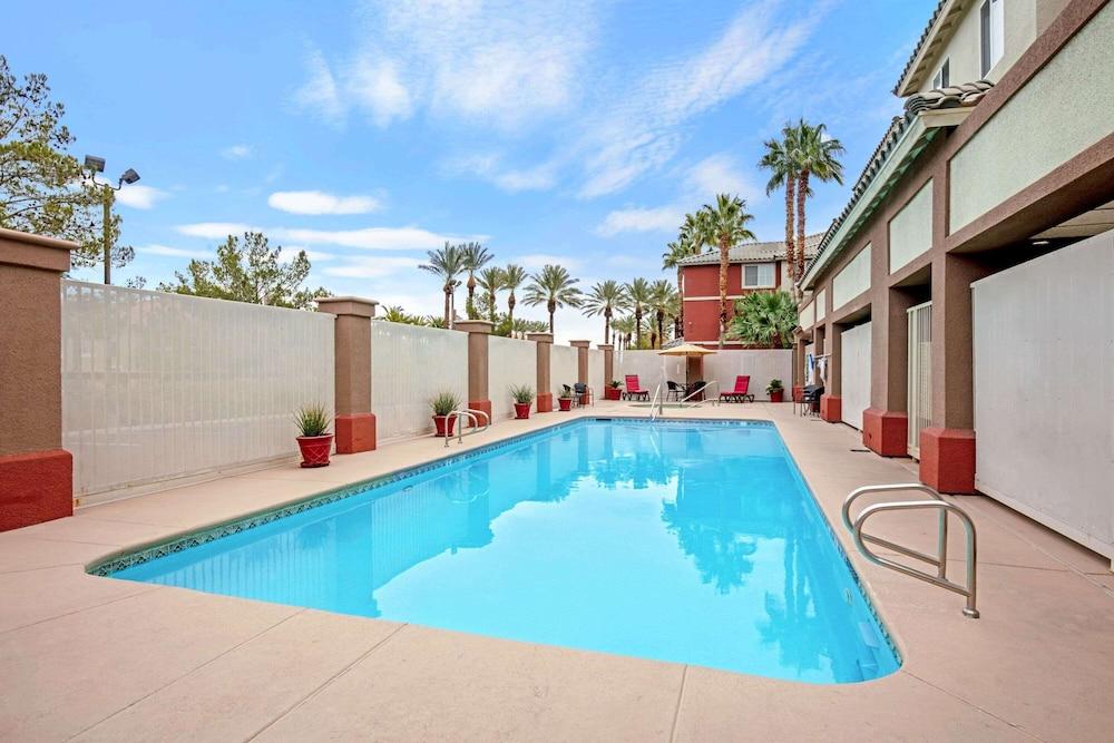 La Quinta Inn & Suites by Wyndham Las Vegas Red Rock photo 20