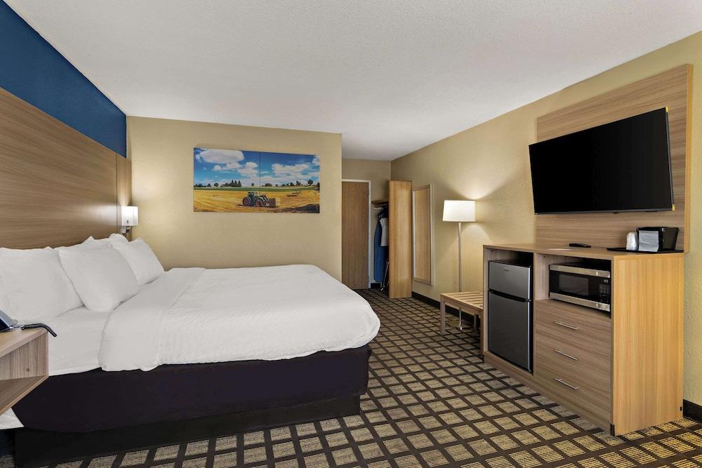 Clarion Pointe Bloomington – Normal near I-55 and University photo 15
