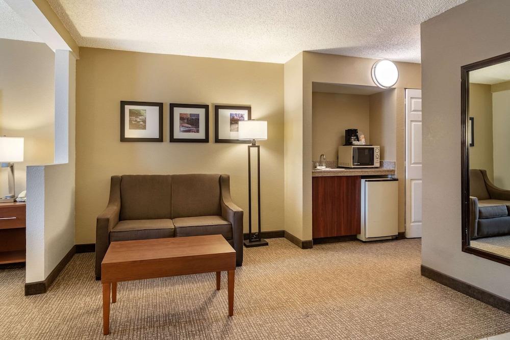Comfort Inn & Suites Suwanee - Sugarloaf photo 32