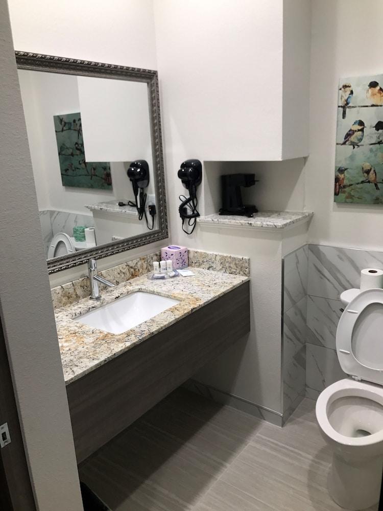 Grand Villa Inn & Suites - Humble photo 11