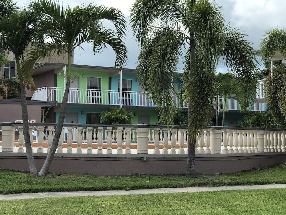 Tropical Inn & Suites photo 14