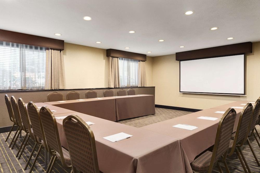 Hampton Inn Clackamas photo 38