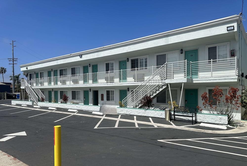 Super 8 by Wyndham Oceanside Downtown photo 99