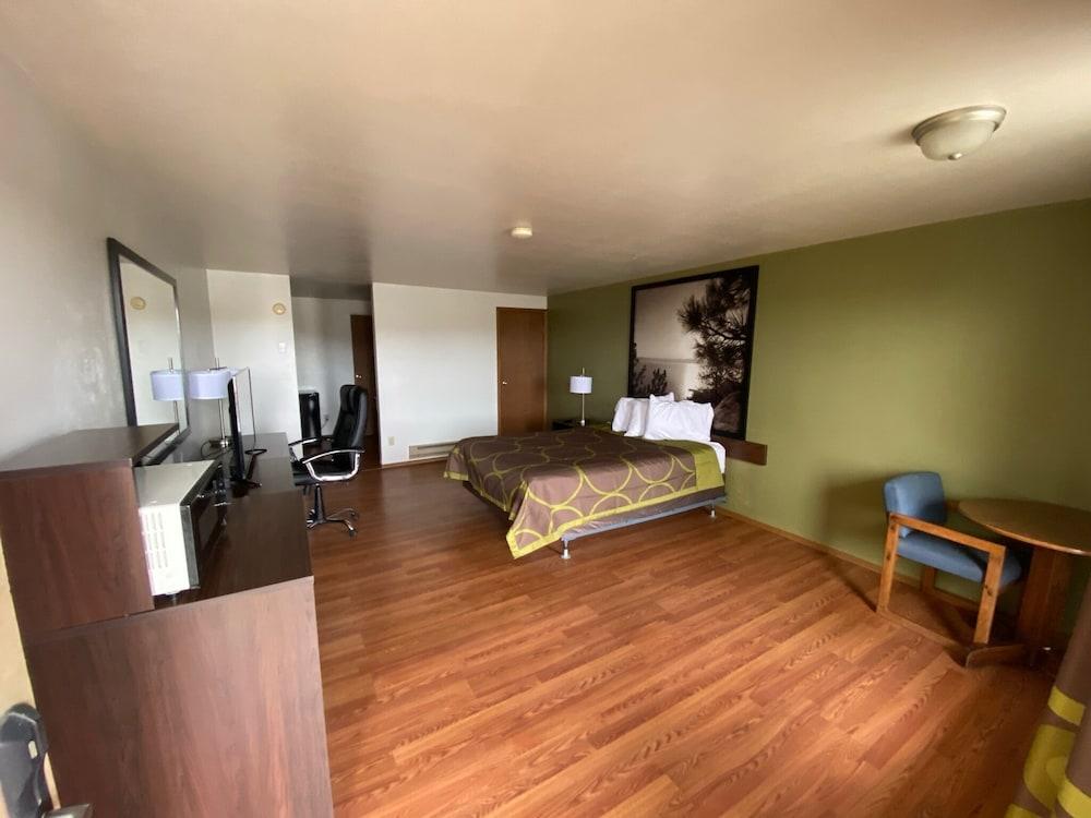 Super 8 by Wyndham Wells photo 20