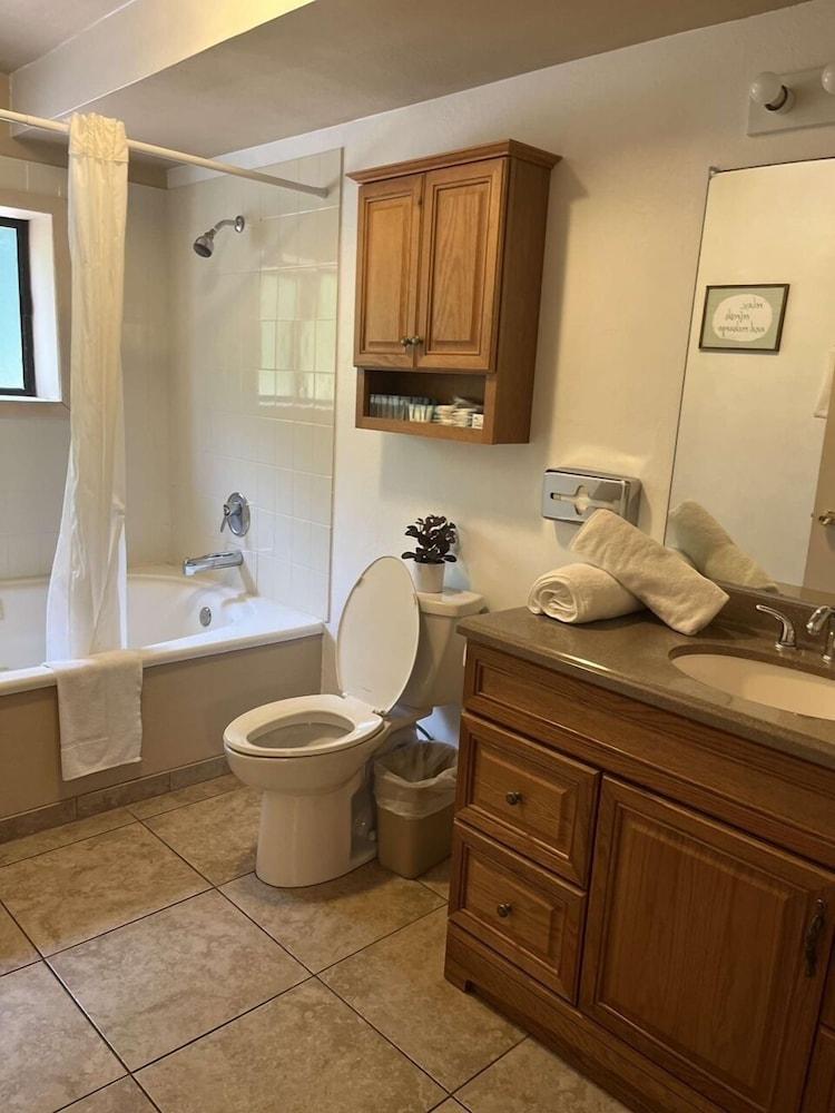 Amber's Inn & Suites photo 40