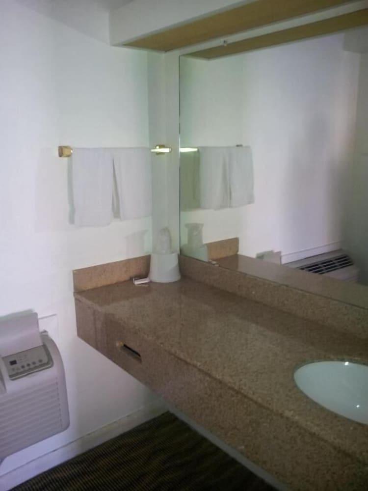 Deluxe Inn photo 31