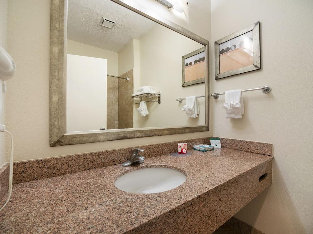 Baymont by Wyndham Houston North photo 66