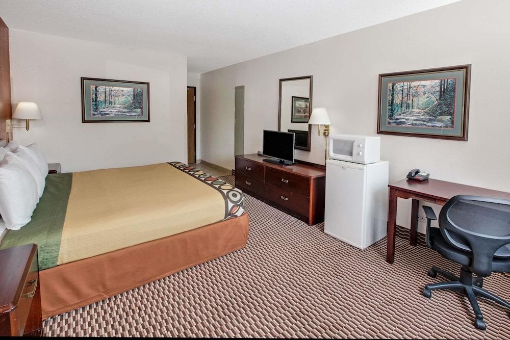 Super 8 by Wyndham Crystal Lake photo 3