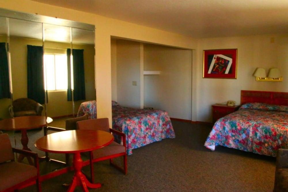 Travelers Inn photo 15