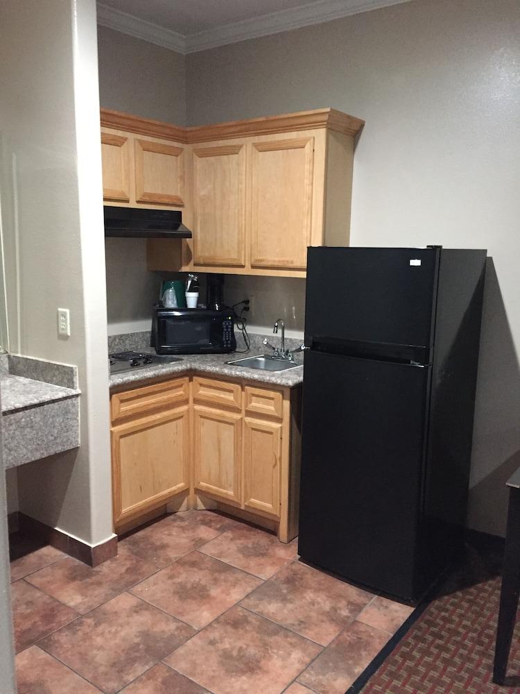 Scottish Inn & Suites photo 12
