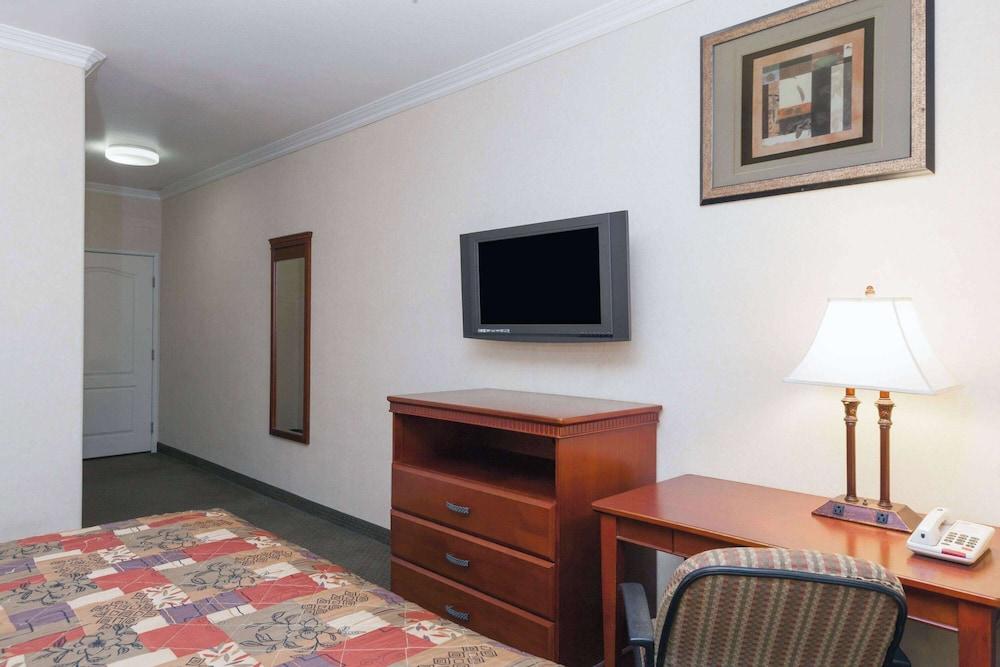 Howard Johnson by Wyndham Bakersfield photo 3