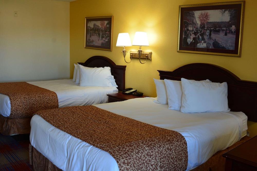 Travelodge by Wyndham Montgomery East photo 7