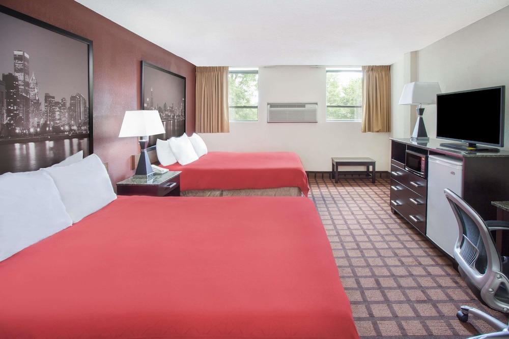 Super 8 by Wyndham Chicago IL photo 7