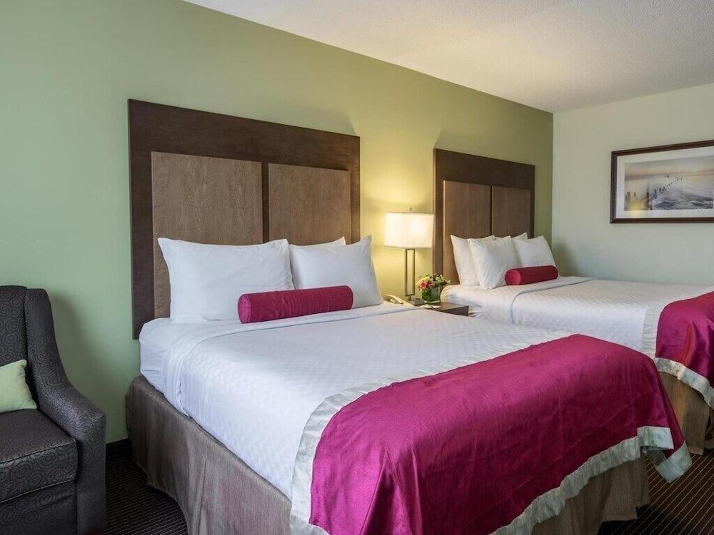 White Pines Inn & Suites photo 9