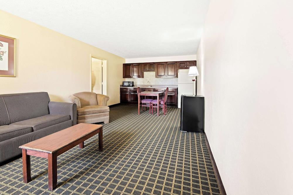 Americas Best Value Inn & Suites Mt. Pleasant photo 21