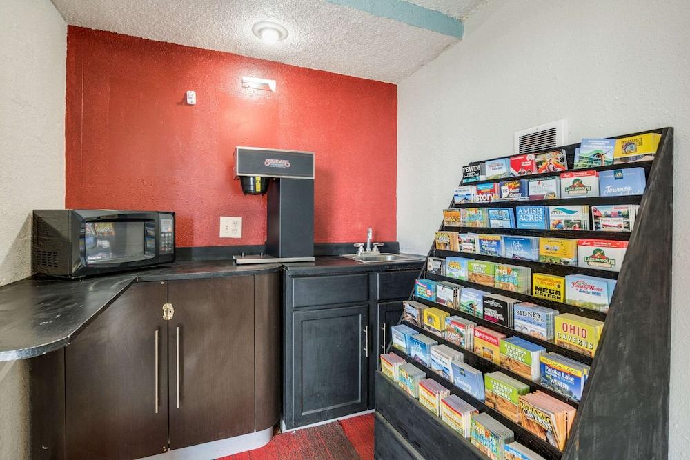 Econo Lodge Inn & Suites photo 20