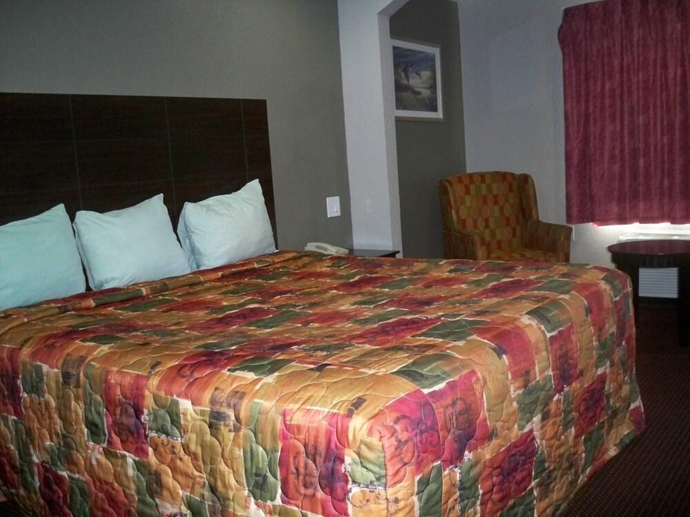 Scottish Inn & Suites photo 36