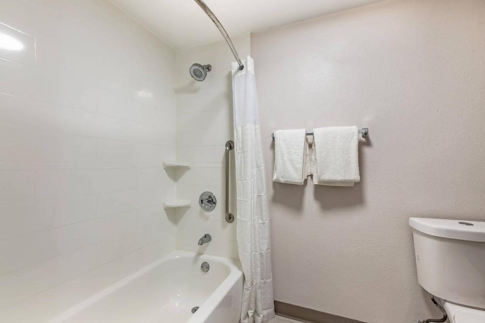 Comfort Inn & Suites Arlington Heights - Buffalo Grove photo 19