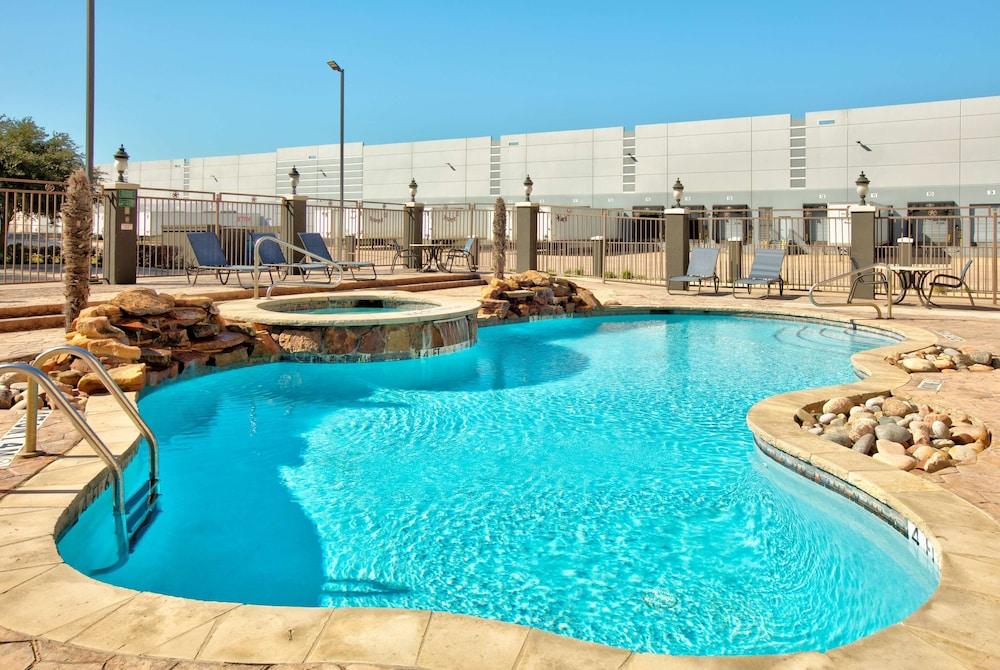 La Quinta Inn & Suites by Wyndham Dallas Grand Prairie South photo 37