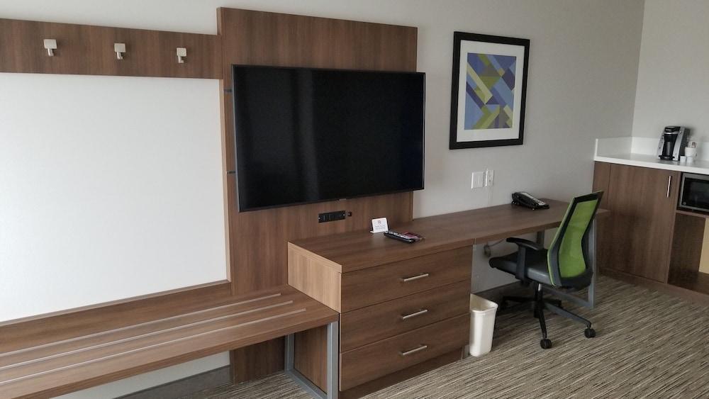 Holiday Inn Express & Suites Lake Forest by IHG photo 6