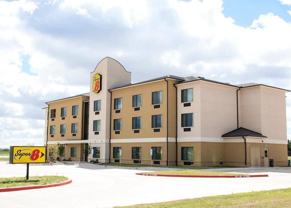 Super 8 by Wyndham Stanton photo 1