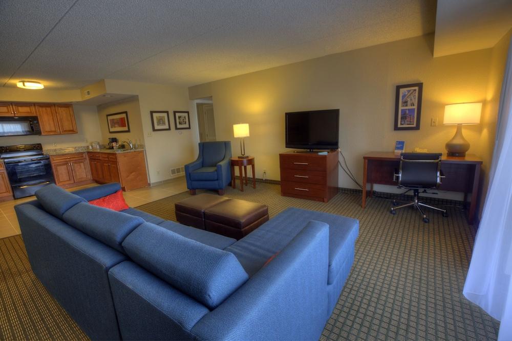 Comfort Inn & Suites Rochelle - DeKalb photo 8