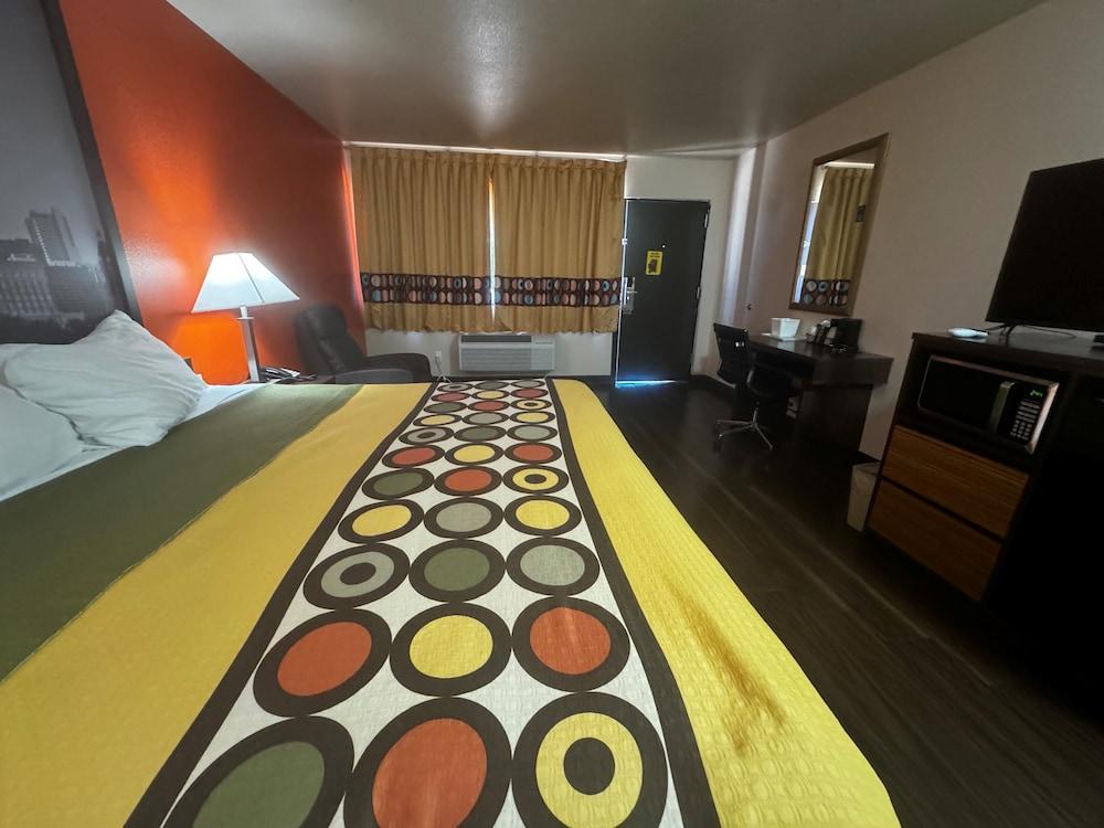 Super 8 by Wyndham Giddings photo 4