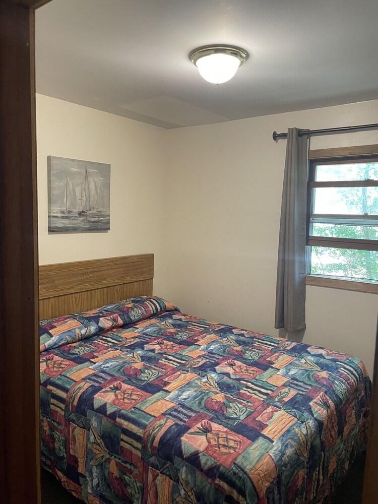 Lakeside Motel photo 41