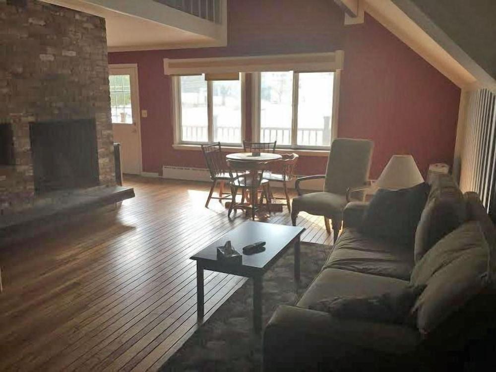 The Upper Pass Lodge at Magic Mountain photo 7