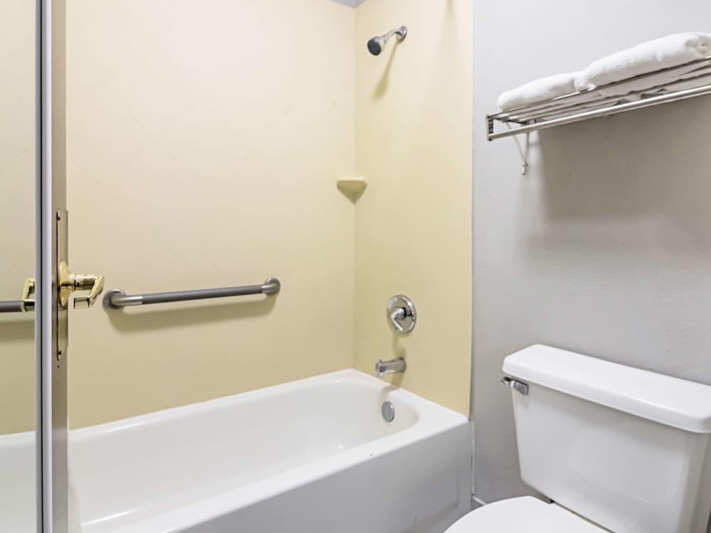 Farragut Inn & Suites photo 2