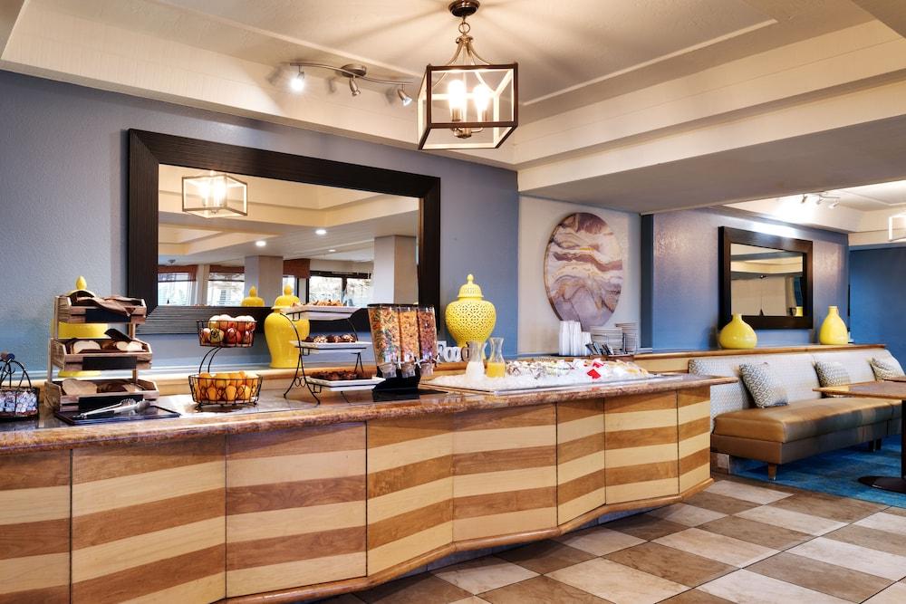 Atrium Hotel at Orange County Airport photo 41