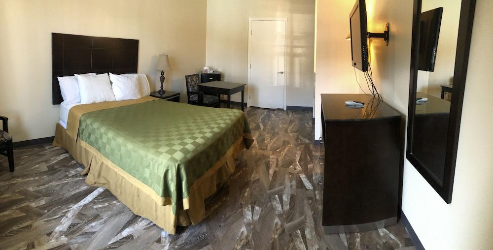 Castaic Inn Near Six Flags Magic Mountain photo 2